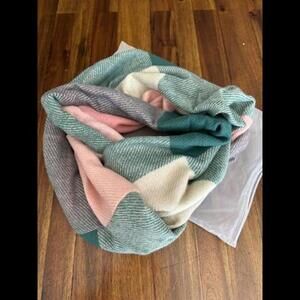 NWT Stylish Woven Infinity Scarf w Hidden Pocket– Soft and Cozy for All Seasons